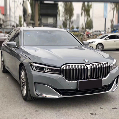 灰色のChrome車のビニールの覆いのフィルムは衰退の傷および破片からペンキを保護する