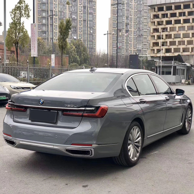 灰色のChrome車のビニールの覆いのフィルムは衰退の傷および破片からペンキを保護する
