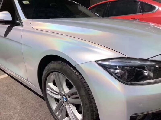 多彩なレーザーの白いきらめき車は重合体のカレンダーにかけられたビニールのフィルムを包む