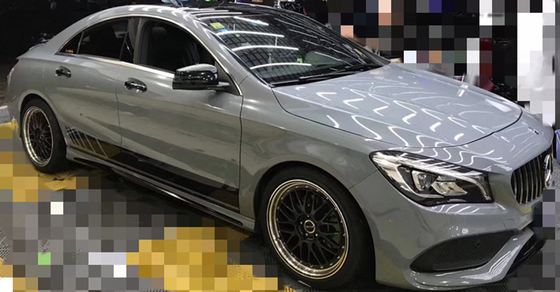 光沢のセメントの灰灰色は重合体のカレンダーにかけられたビニールのフィルム車の広告の覆いを包む