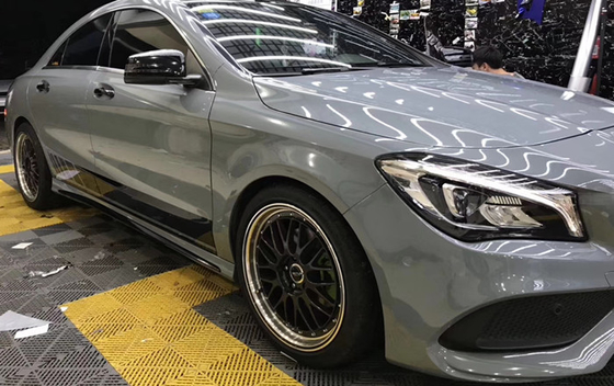 光沢のセメントの灰灰色は重合体のカレンダーにかけられたビニールのフィルム車の広告の覆いを包む