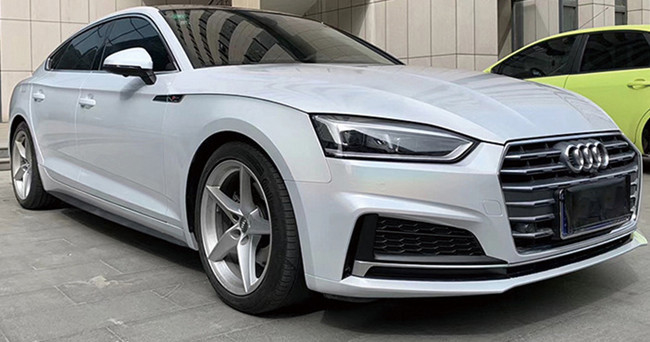 多彩なレーザーの白いきらめき車は重合体のカレンダーにかけられたビニールのフィルムを包む